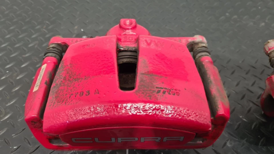 SEAT LEON MK3 (5F) (SE370) 2017 2.0 TSI FRONT BRAKE CALIPERS PAIR RED 5FA615123B - Image 3 of 4