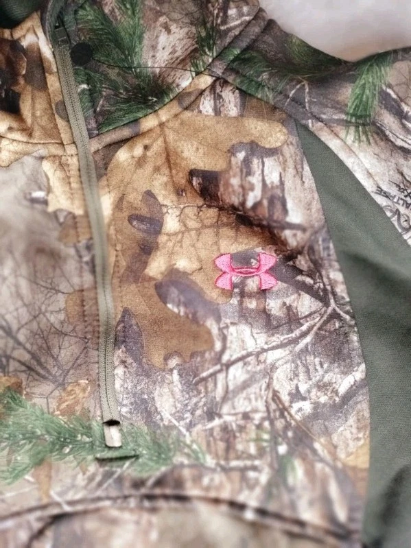 Chaqueta camuflada Under Armour Realtree para mujer talla mediana Foto 2 de 4
