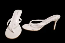 NEW NEVER WORN GLAMOROUS WHITE RAYE  HIGH HEEL THONG SANDALS SHOE 7.5