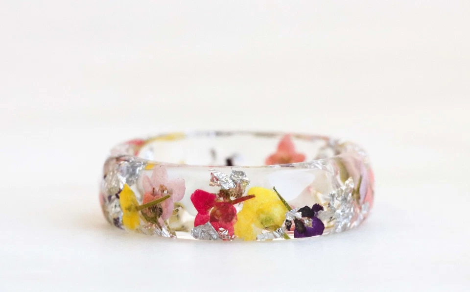 Кольцо из смолы со прессованными цветами Alyssum и серебряными хлопьями, подарок в стиле природы - Изображение 2 из 4