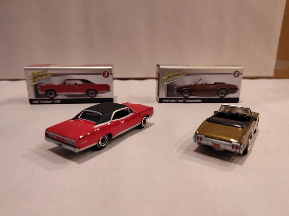 Johnny Lightning Collector Club Tin 1970 Olds Cutlass 442 AND  1967 Pontiac GTO  - Image 4 of 4