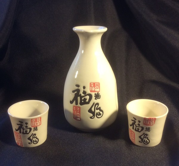 Juego de sake de tres piezas costo plus mercado mundial usado