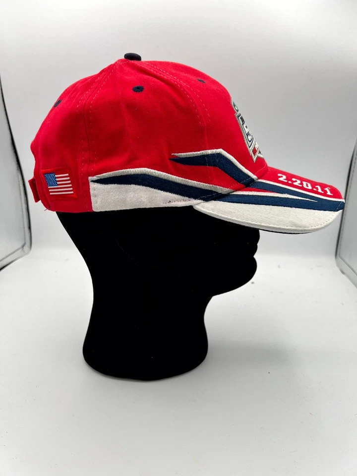 Sombrero de campeón Daytona 500 2011 Trevor Bayne Victory Lane NASCAR rojo fecha bandera AOP Foto 4 de 4