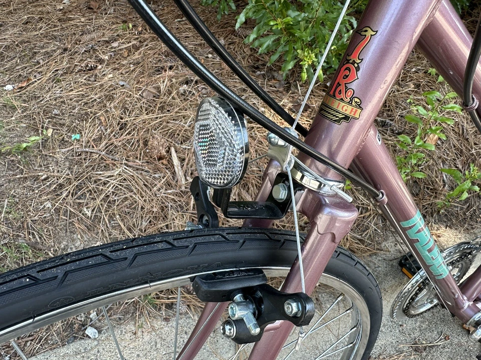 Bicicleta híbrida vintage púrpura Raleigh Capri para mujer cuadro de 17” grupo Shimano Foto 3 de 4