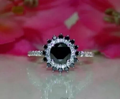 Anillo con halo de diamantes blanco y negro de corte redondo de 2 quilates creado en laboratorio acabado en oro blanco de 14 quilates - Imagen 2 de 4