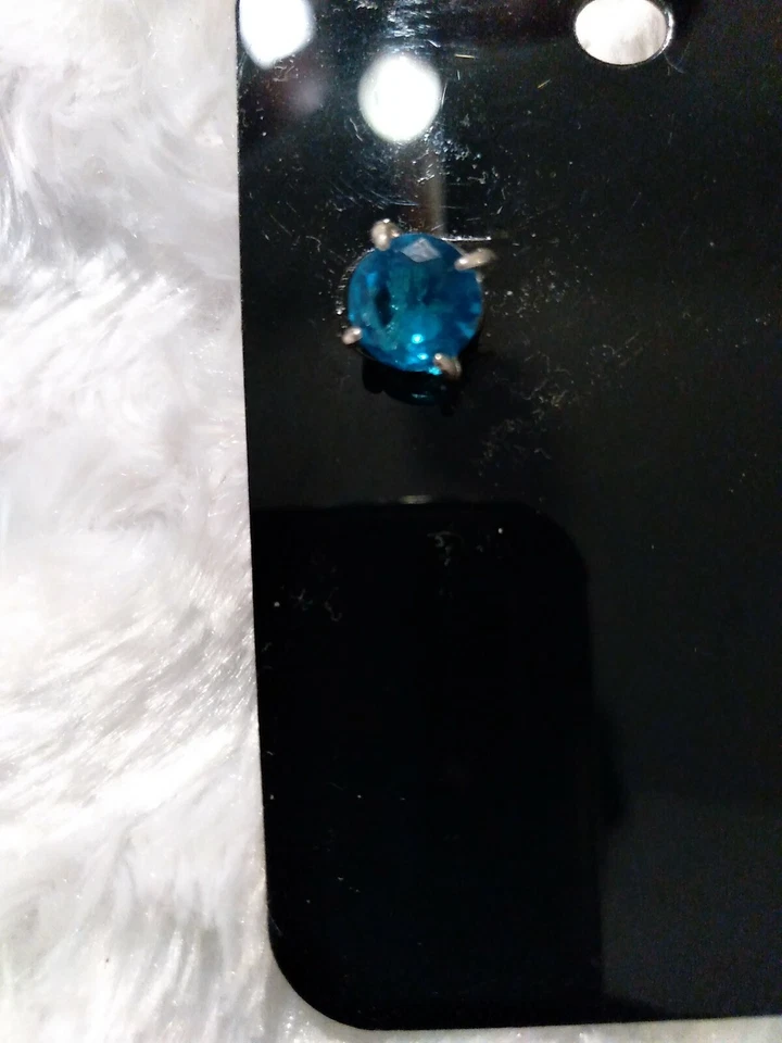 Aretes redondos de plata de ley con topacio azul Londres Foto 4 de 4