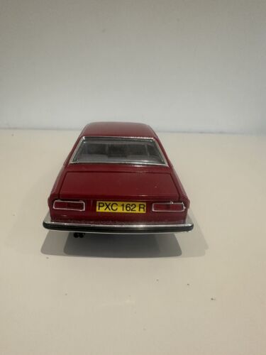 Burago 1975 Rolls Royce Camargue red 1/22 Burago Diecast Model Car - Picture 5 of 5
