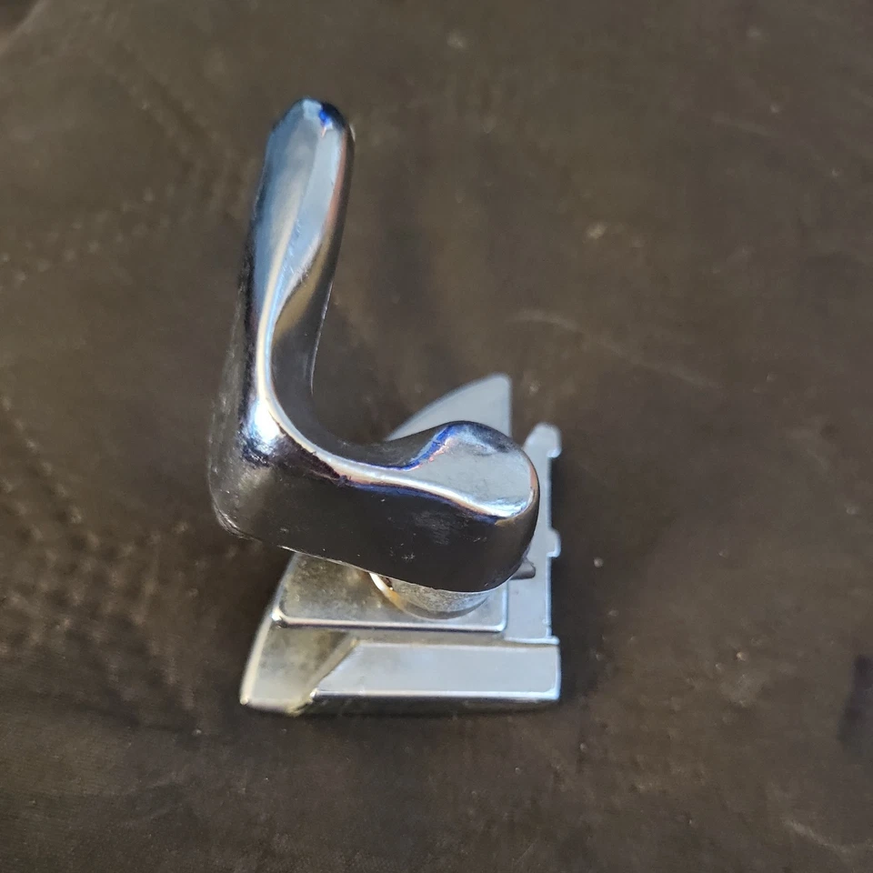 Cerradura de manija de ventana de ala de ventilación izquierda Pontiac Tempest Lemans GTO de colección  Foto 2 de 4