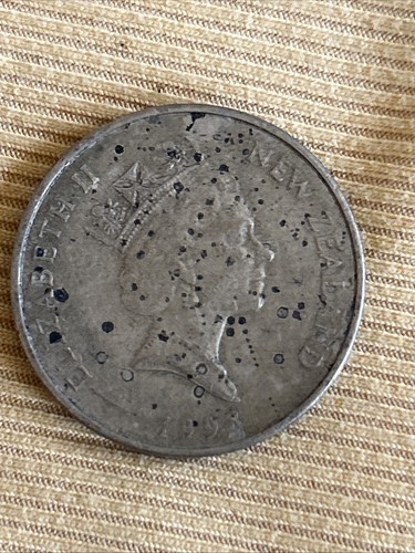 New Zealand $2 Rare Coin dated 1998 Environmental Fragments On Observe - Picture 2 of 4