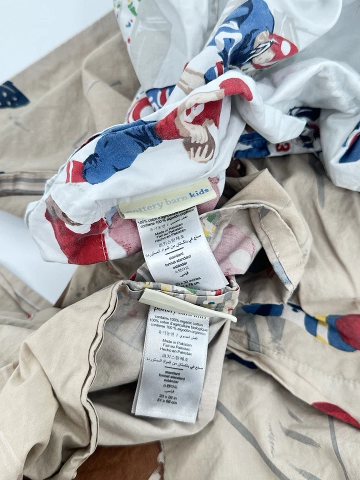 2 fundas de almohada Pottery Barn niños con estampado de fútbol marrón y blanco ver medidas Foto 4 de 4