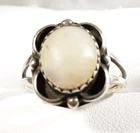 NAVAJO VINTAGE STERLING SILVER SCROLLS MOTHER OF PEARL SIZE 5 RING 2.4g