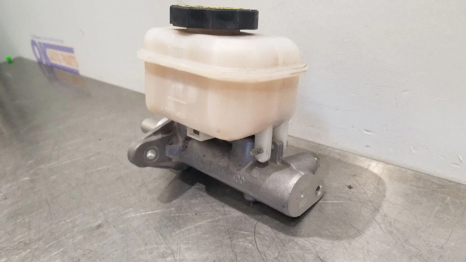 05 PONTIAC GTO BRAKE MASTER CYLINDER - Image 3 of 4