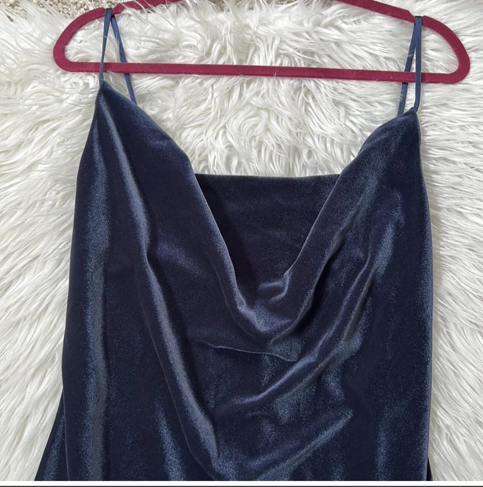 Vestido JENNY YOO Collection azul veludo alça espaguete tamanho 16 - Imagem 3 de 4