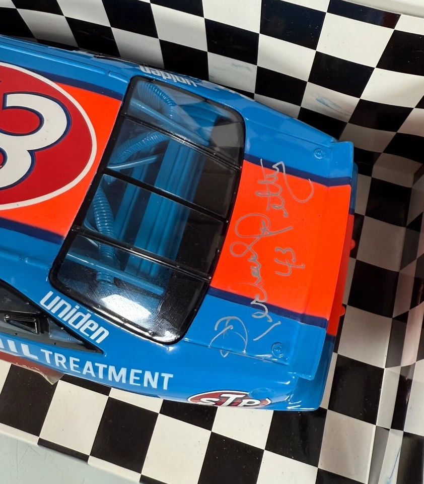 Литая модель STP Grand Prix с автографом Ричарда Петти из ERTL American Muscle масштаб 1:18 - Изображение 3 из 4