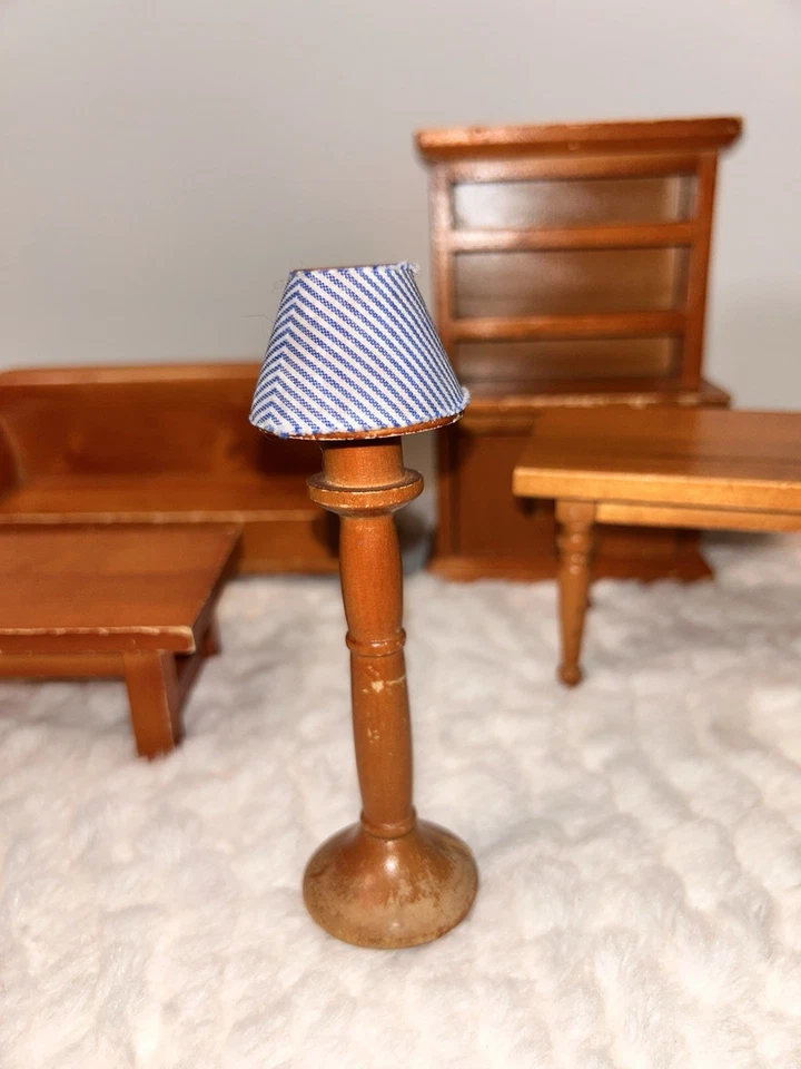 Muebles para casa de muñecas. Sofá, mesa de centro, lámpara, mesa de comedor y una cabaña. Foto 4 de 4