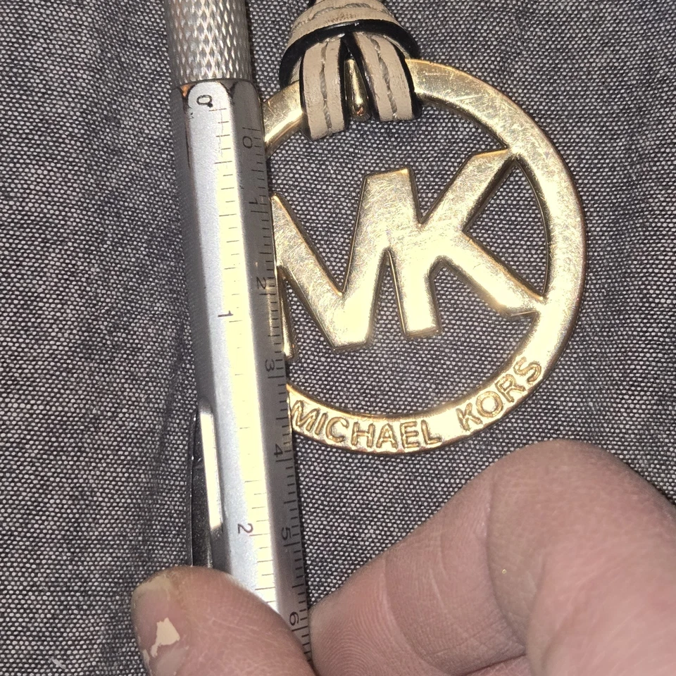 Michael Kors Llavero Etiqueta Colgante Llavero Dije Tono Dorado Bronceado Correa Lazo Foto 3 de 3