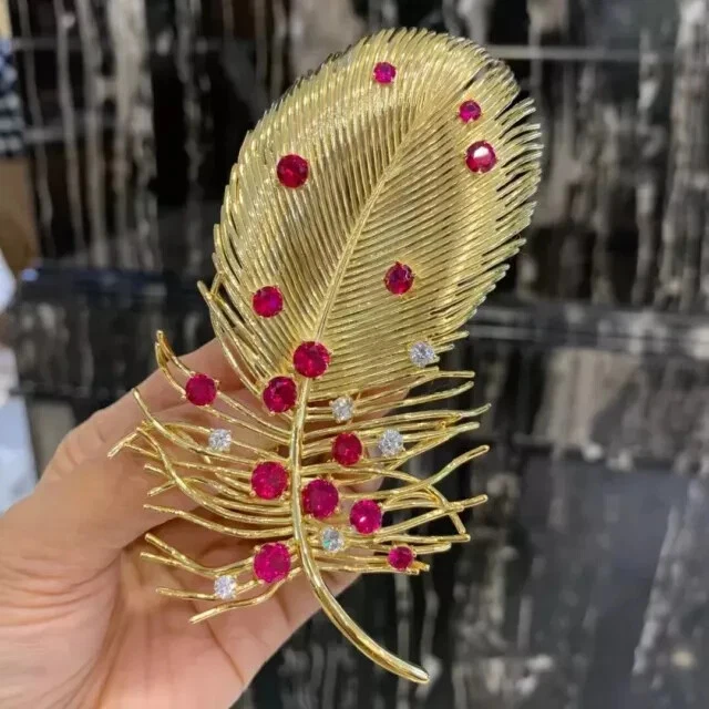 Broche broche pluma grande rubí corte redondo de 2 quilates enchapado en oro amarillo de 14 quilates