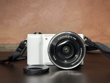 Sony Alpha 5000 Fotocamera Mirrorless A5000 ILCE-5000 + Obiettivo 16-50mm OSS