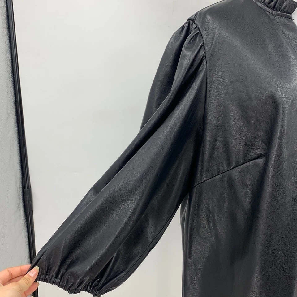 Top Andrew Marc New York para mujer 1X Plus negro imitación cuero manga abullonada abotonada Foto 3 de 4