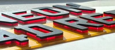 2 x 4D Schwarz & Neon Rot 6mm Vorne & Hinten KURZE NUMMERNSCHILDER 14 , 16 , 18 