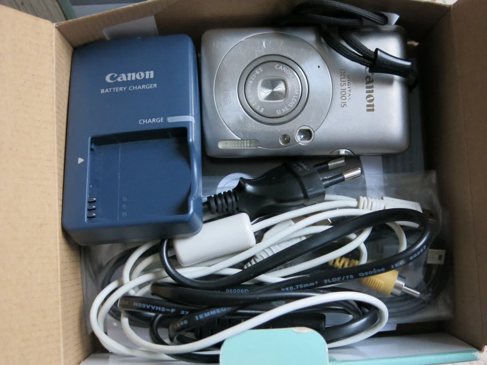 Digitalkamera CANON Digital IXUS 100 IS Kompaktkamera silber Displayfehler - Bild 2 von 4