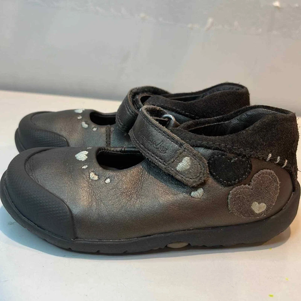 Clarks first shoes color gold size 5 1/2 baby girl - Image 3 of 4