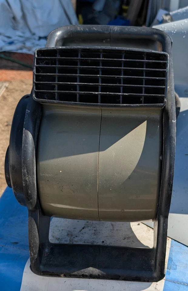 Ventilador de piso soplador pivotante Air King de 3 velocidades grado comercial con tomas de corriente - negro Foto 2 de 4