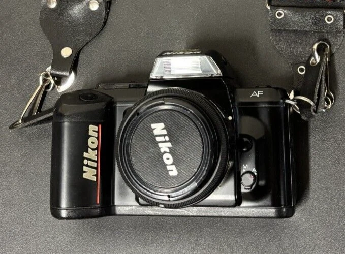 Cámara Nikon N4004 AF 35mm con lente Nikkor af 70-210mm 1:4 y bolsa de cámara Foto 3 de 4