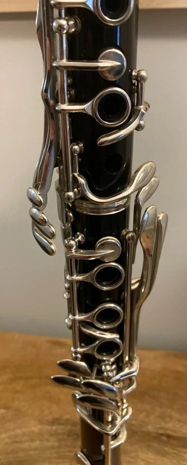 Clarinete Bundy de estudiante reacondicionado con estuche, boquilla y accesorios Foto 3 de 4