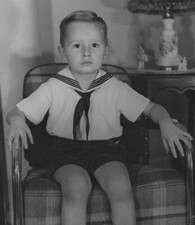 Lampada sedia seduta espressione seria tuta marinaio ritratto ragazzo anni 50