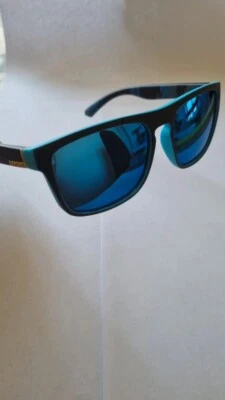 Lunettes de soleil bleues avec verres polarisés effets miroirs. - Photo 1/4