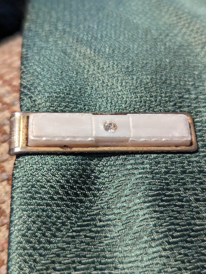 Barra de clip de corbata blanca perlada tono dorado inserción de plástico Foto 3 de 4