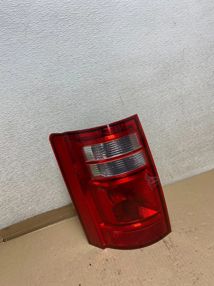 Lanterna traseira lateral esquerda Dodge Grand Caravan 2008 a 2010 fabricante de equipamento original U1023 DW - Imagem 3 de 4