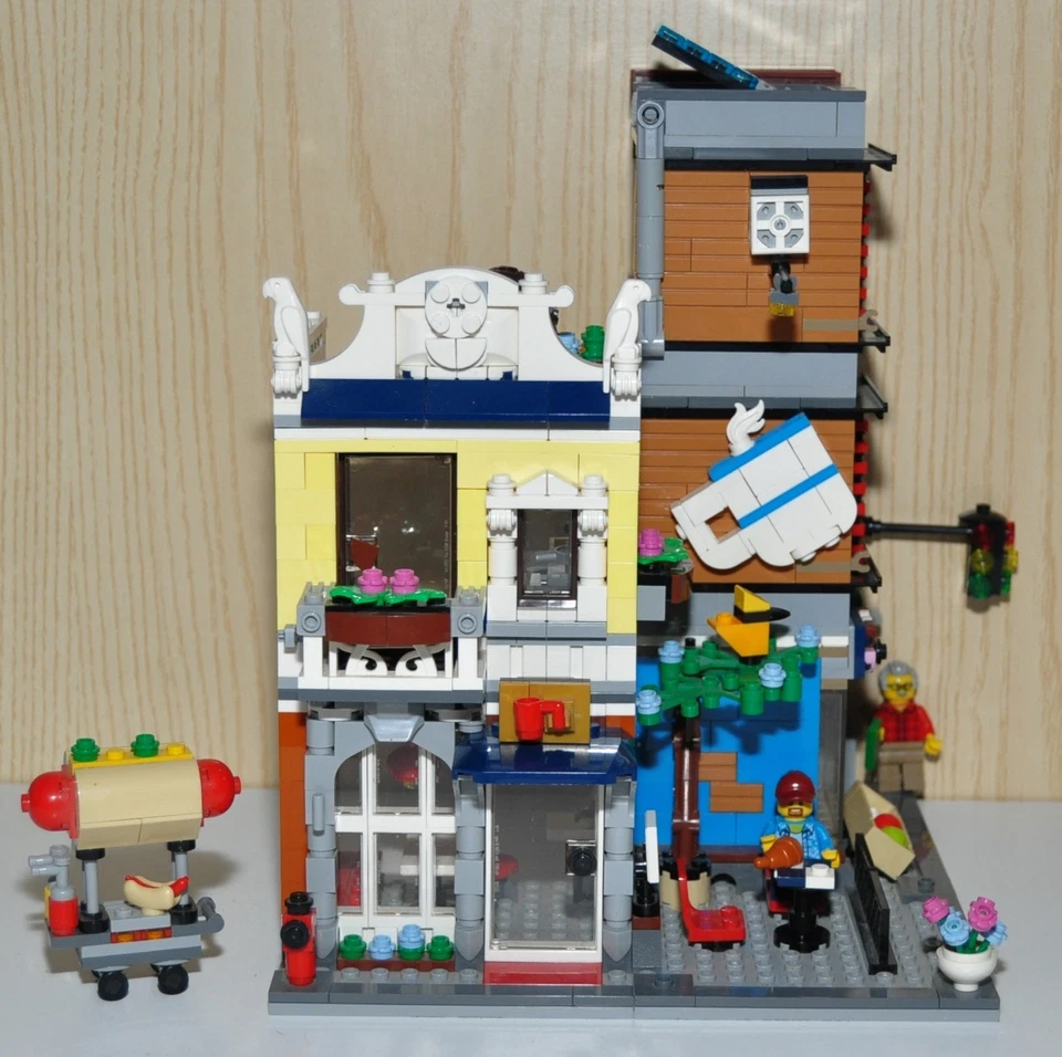 LEGO Creator 31097 Townhouse Pet Shop & Café, foto 2 di 5
