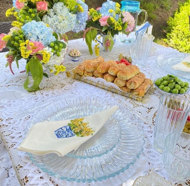 Conjunto de 4 guardanapos de jantar bordados amarelo mimosa - lençóis de mesa de linho elegantes - Imagem 4 de 4