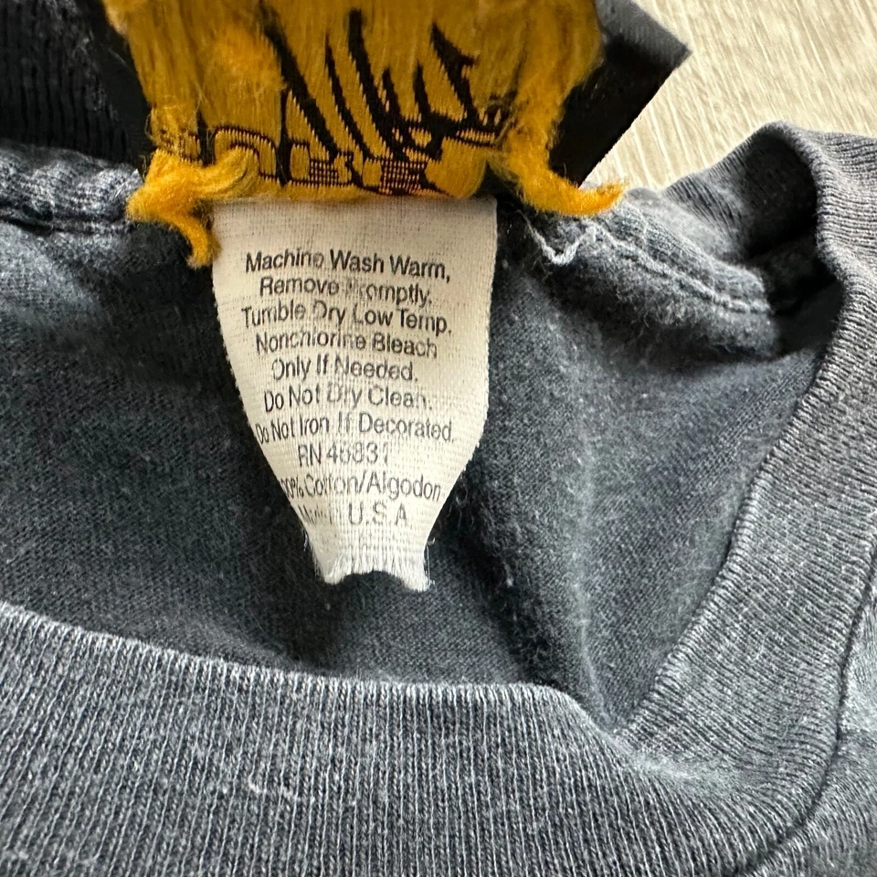 NBA Chicago Bulls 1997 Taz Looney Tunes Black Red Vintage Graphic T-Shirt Tee - Image 4 of 4