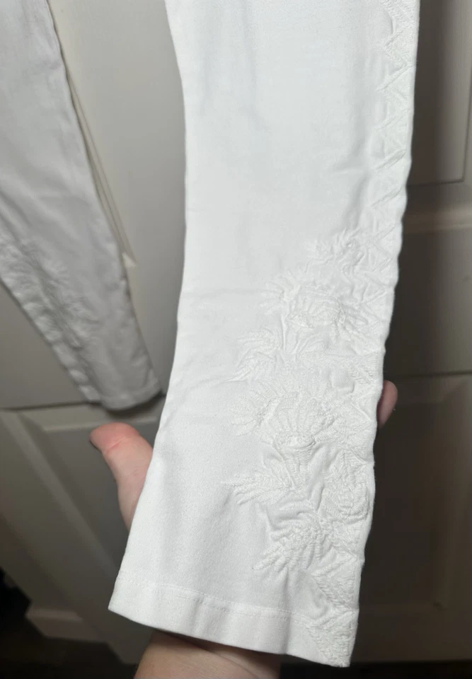 Leggings Johnny Was blancos con bordados en el lado exterior talla pequeña elásticos Foto 2 de 4