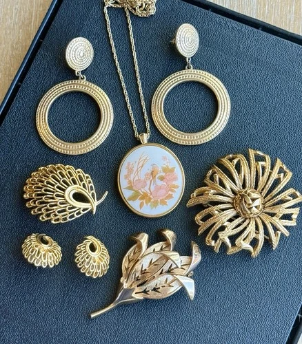 6 Pc VINTAGE GOLD TONE DESIGNER JEWELRY LOT CROWN TRIFARI FLOWER & LEAVES