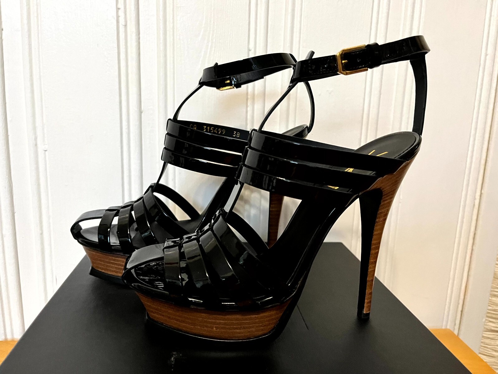 Saint Laurent Tribute 105 plateau pelle verniciata sandali romani 38