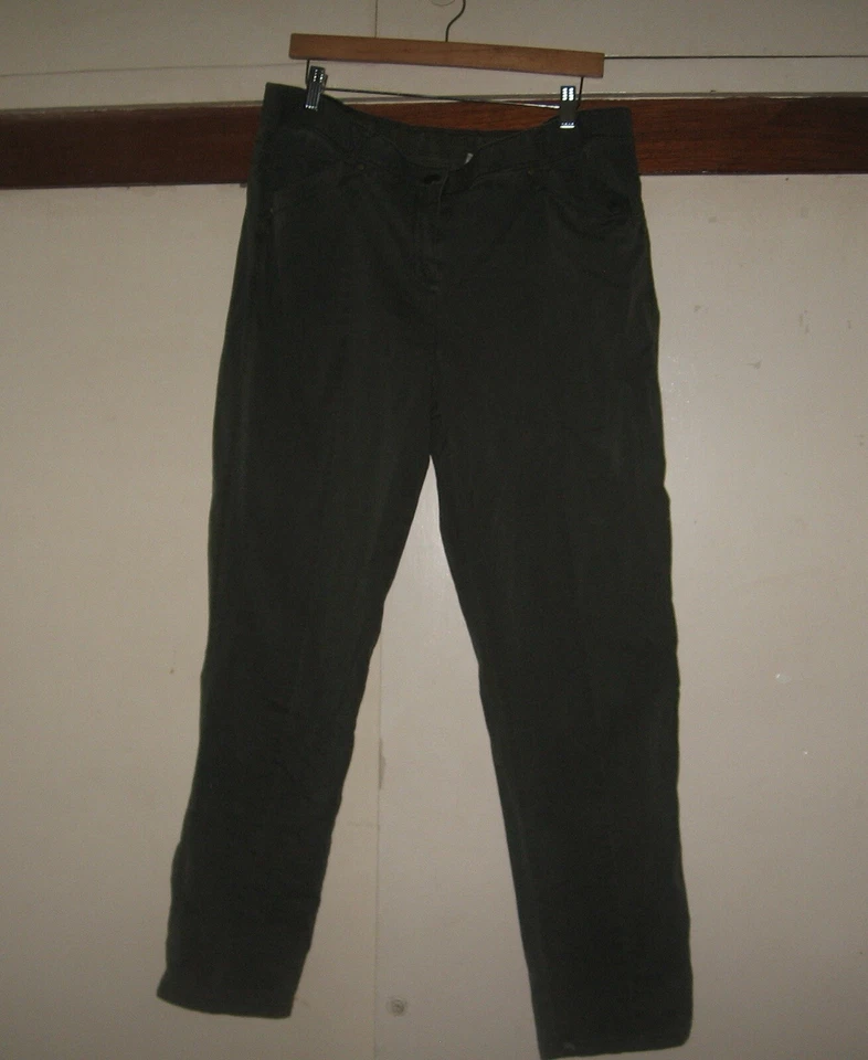 Pantalones al tobillo Chico’s verde militar talla 2 Foto 2 de 4