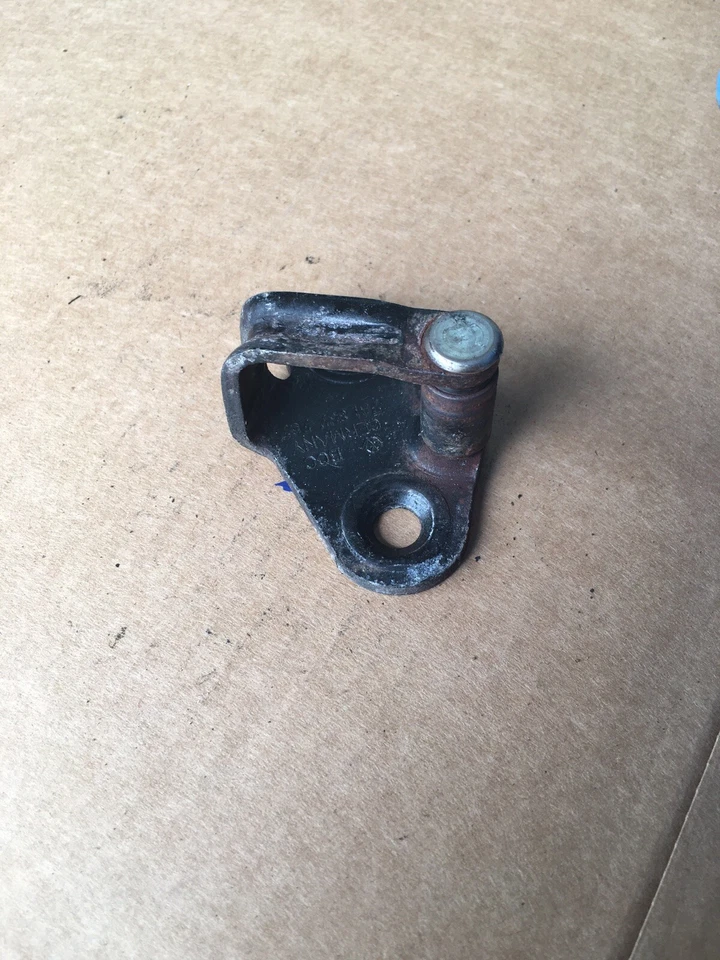 volkswagen transporter T4 Door Striker Latch Vw 701837767  - Image 3 of 4