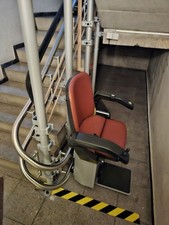 Treppenlift Hirolift, wegen Umzug zum Selbstabbau abzugeben, zwei Fernbedienung