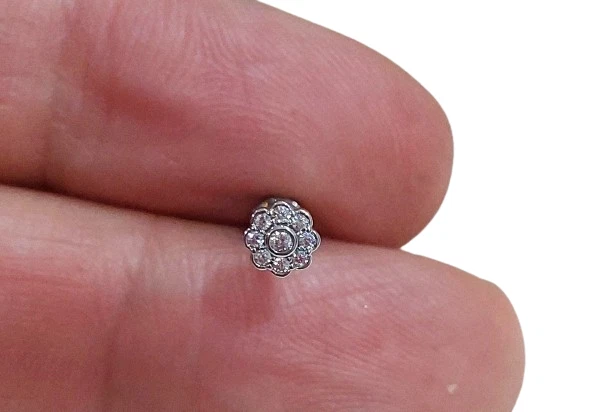 Piercing orecchino a fiorellino in acciaio inox argento e oro con zirconi elice - Immagine 4 di 4