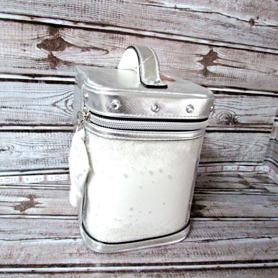 Nuevo con etiquetas Bolso de Cosméticos Victoria’s Secret Pequeño Tren Plateado Metálico/Claro/Bling Foto 2 de 4