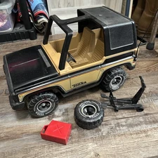 1970s TONKA MIGHTY JEEP BRONCO BLACK COMPLETE W/ TIRE JACK, SPARE TIRE, GAS CAN