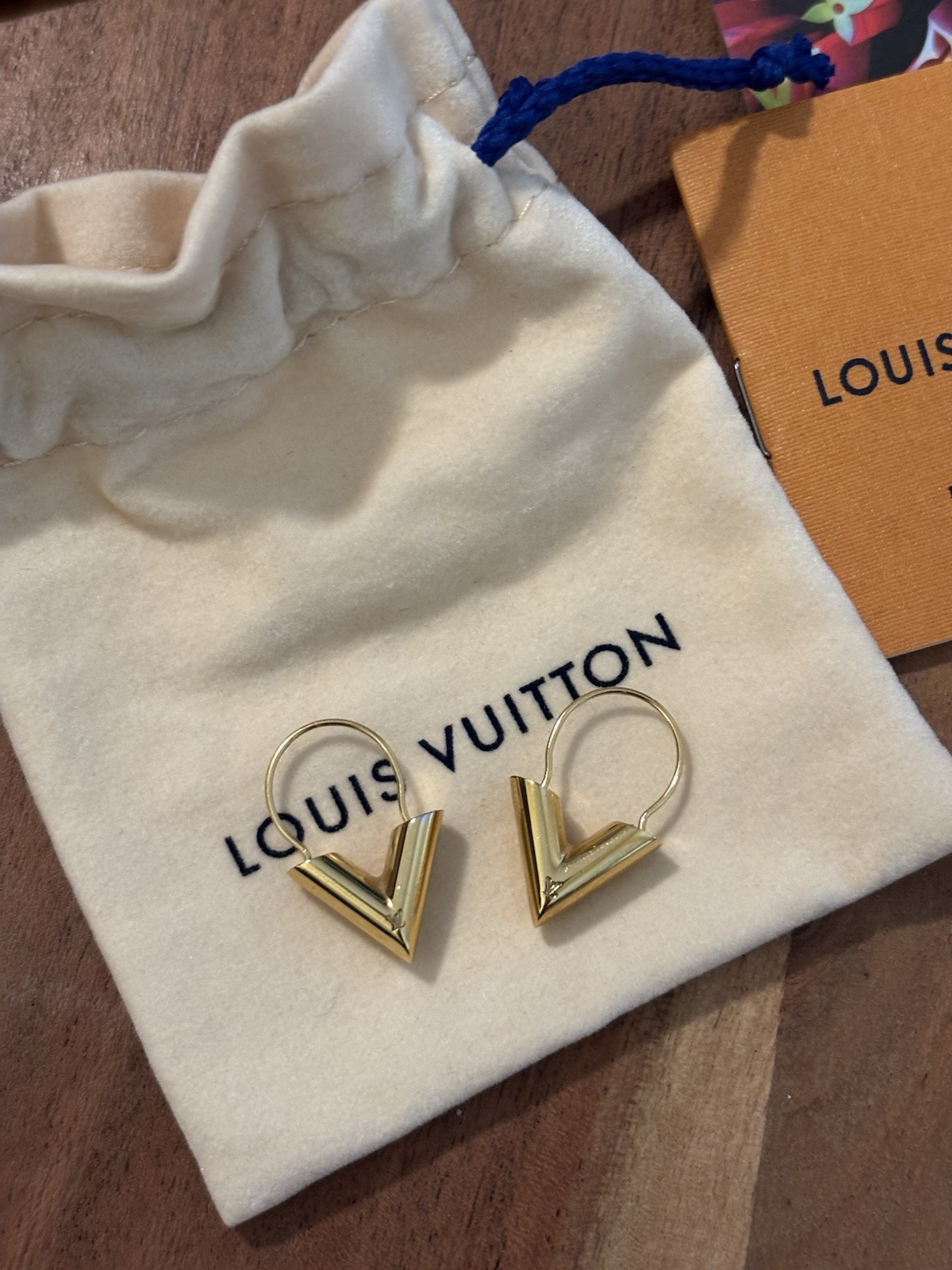 Louis Vuitton Essential V Hoop M61088 Earrings Gold Metal With Pouch & Box thumbnail 7