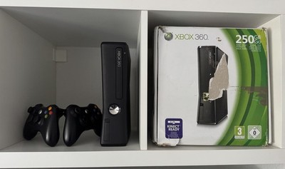 Xbox 360 Slim 60GB OVP, 2 Controller, Netzteil (Zubehörpaket)