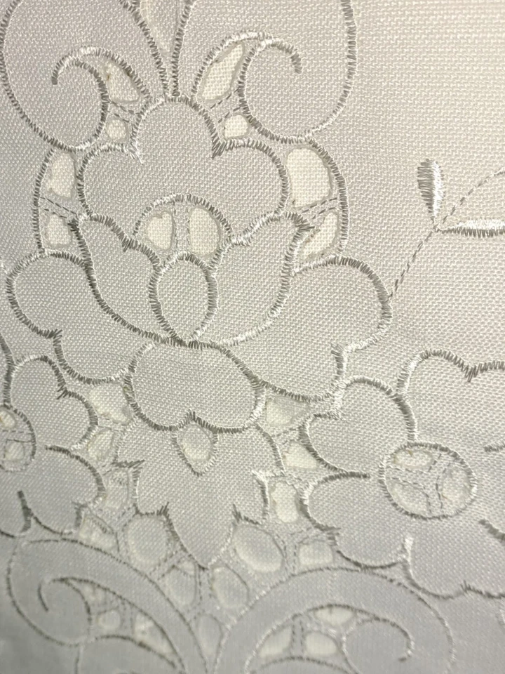 Tenda grande Misto Lino Intaglio Ricamata a Mano Bianco Made in Italy - Immagine 2 di 4