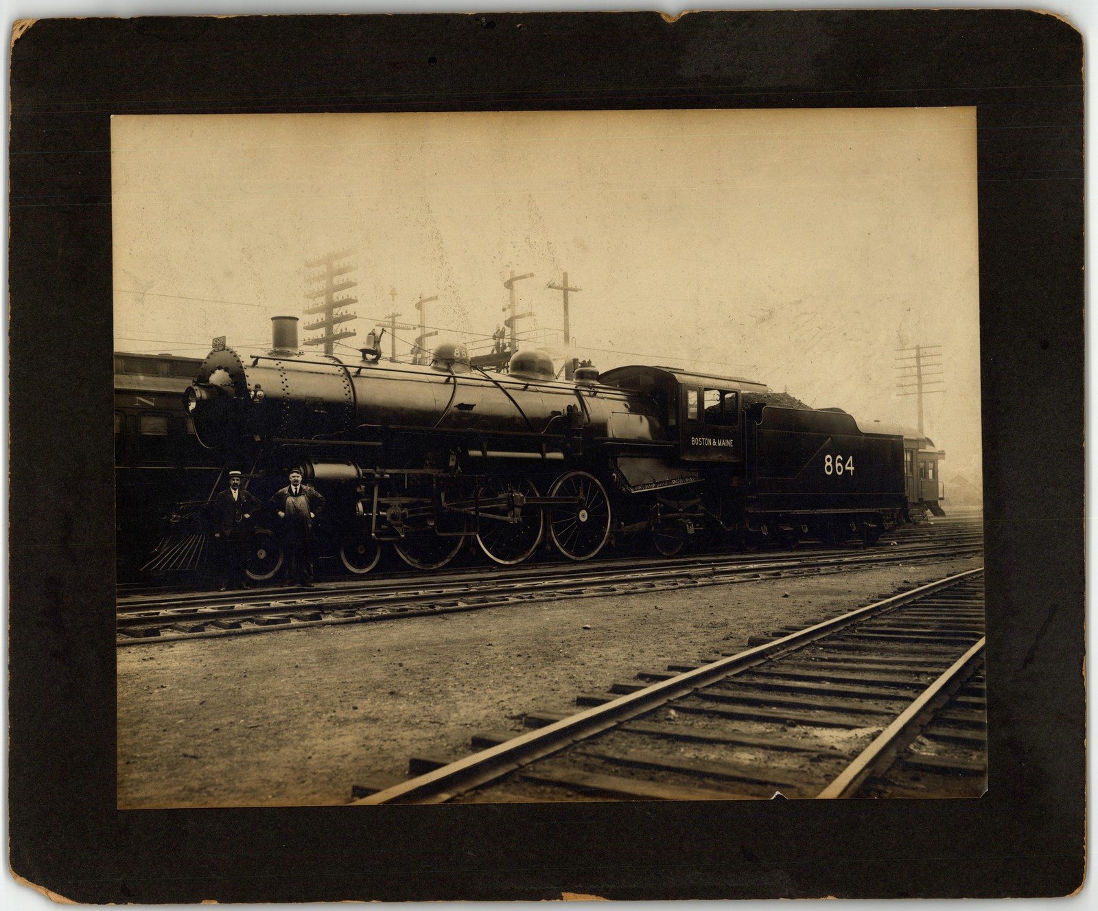 Mounted Board Photo Circa 1910s Boston & Maine Steam Locomotive 864 Train Crew