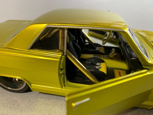 Maisto ~Pro Rodz~ 1965 Chevrolet Chevelle Malibu SS Gold 1:24 - Pre-owned - Picture 8 of 10